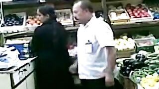 رجل تركي يجبر مشترية عربية على ارضائه جنسيا مقابل بعض المال